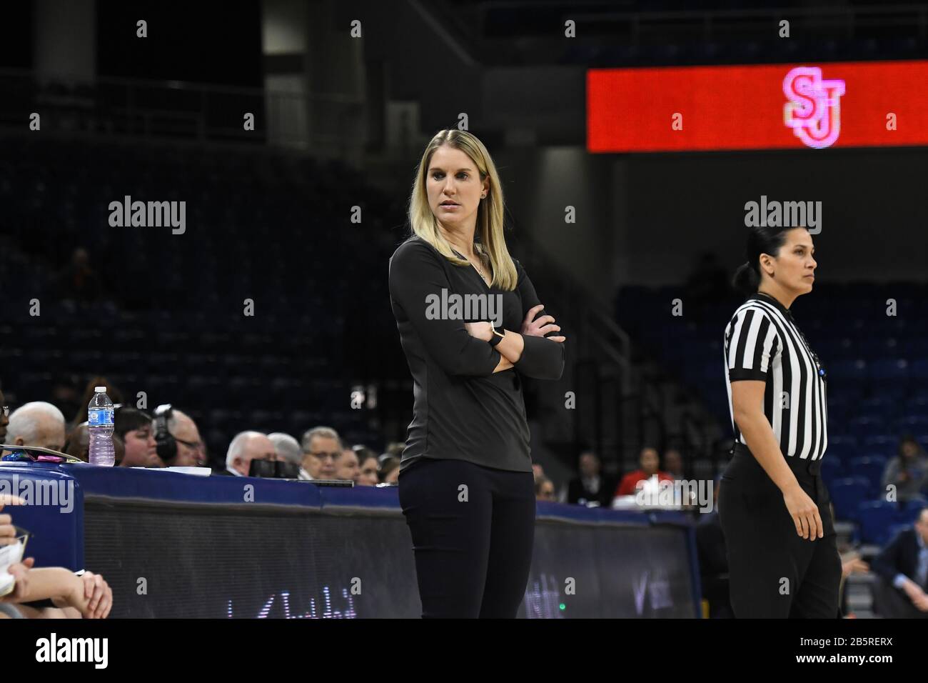 Chicago, Illinois, USA. März 2020. Marquette Golden Eagles Cheftrainer Megan Duffy blickt während des NCAA-Spiels im Big East Conference Turnier zwischen (2) Marquette vs. (3) St Johns in Wintrust Area in Chicago, Illinois auf die Bank. Dean Reid/CSM/Alamy Live News Stockfoto