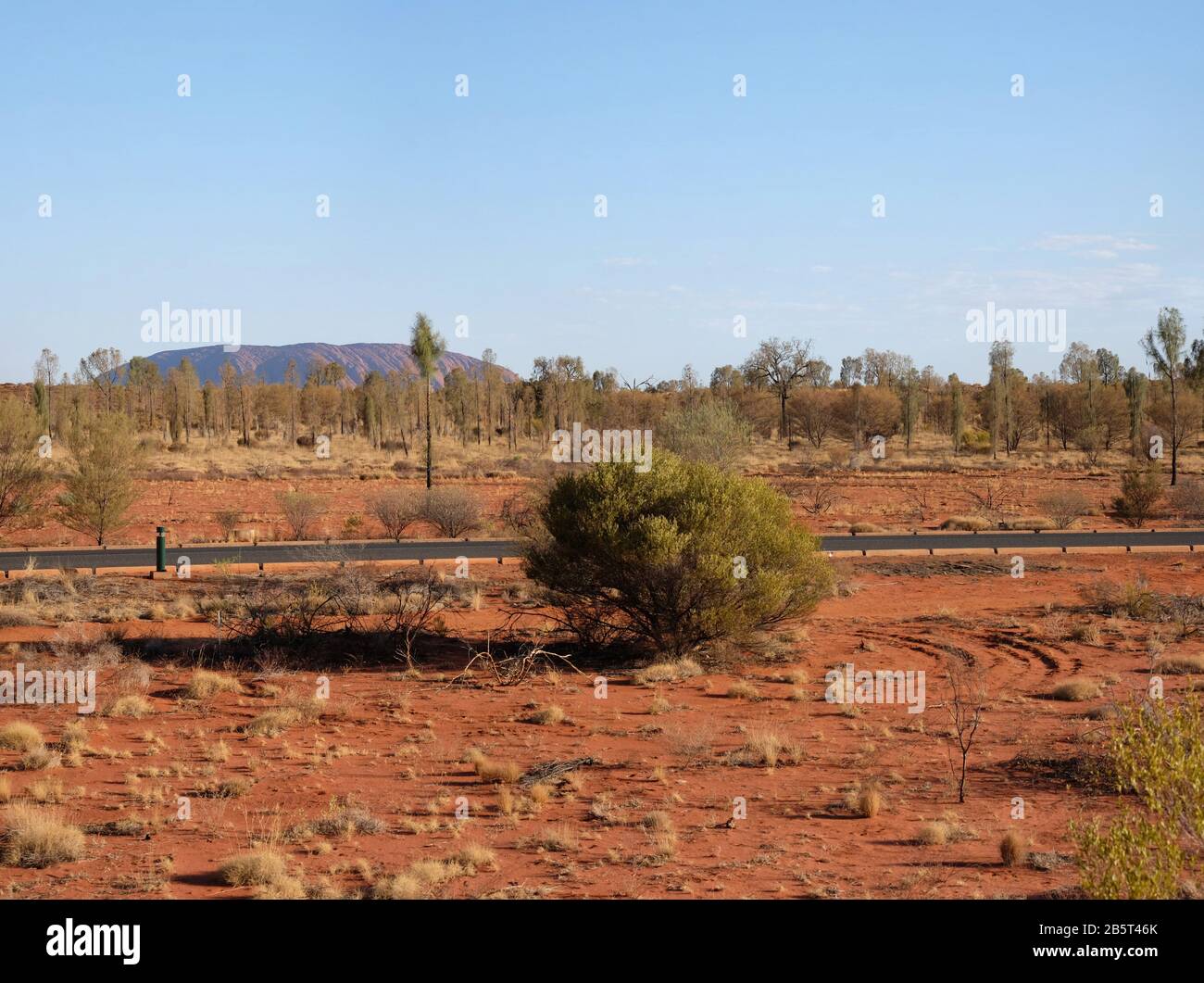 Uluru in der Landschaft, Kata Tjuta National Park Northern Territory von der Umrandungsstraße von Sails Resort, Yurala, Stockfoto