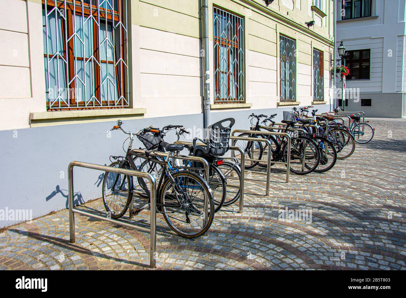 Auf den Tribünen geparkte und verschlossene Bycles machten für sie aus Stockfoto