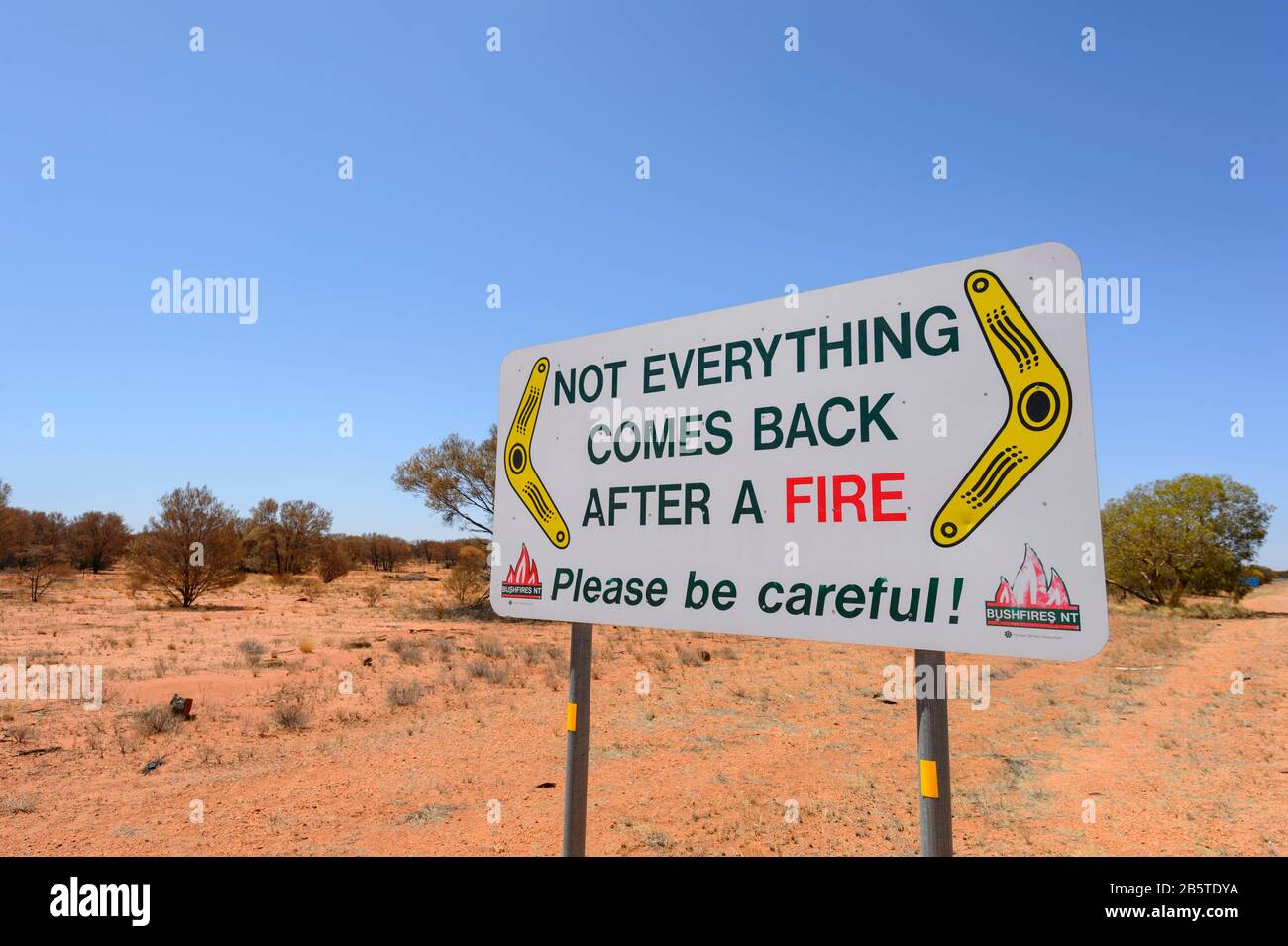 Humorvolles Warnschild über Buschfeuer, Northern Territory, NT, Australien Stockfoto