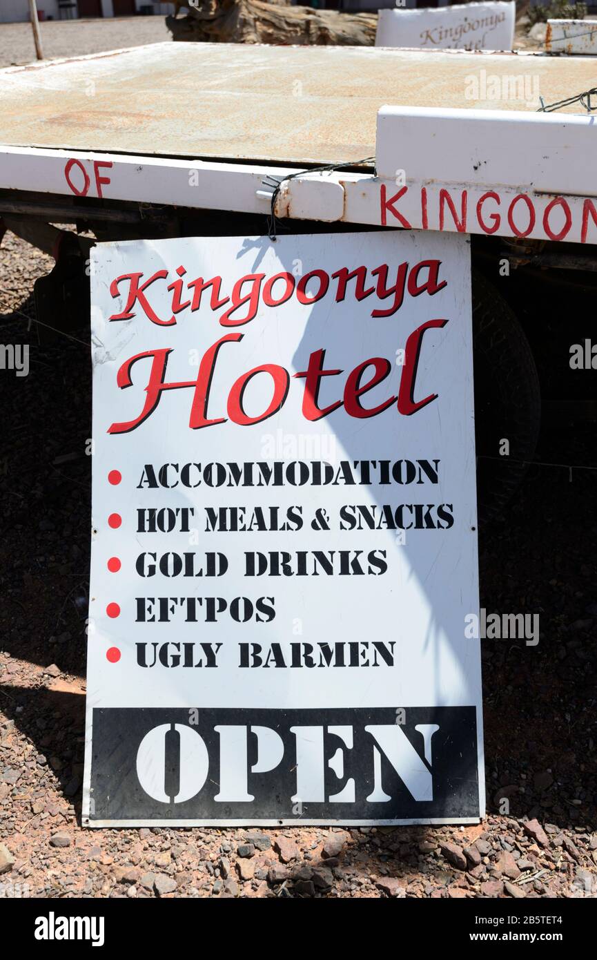 Humorvolle Schilderwerbung für das abgelegene Outback Pub Kingoonya Hotel, South Australia, SA, Australien Stockfoto