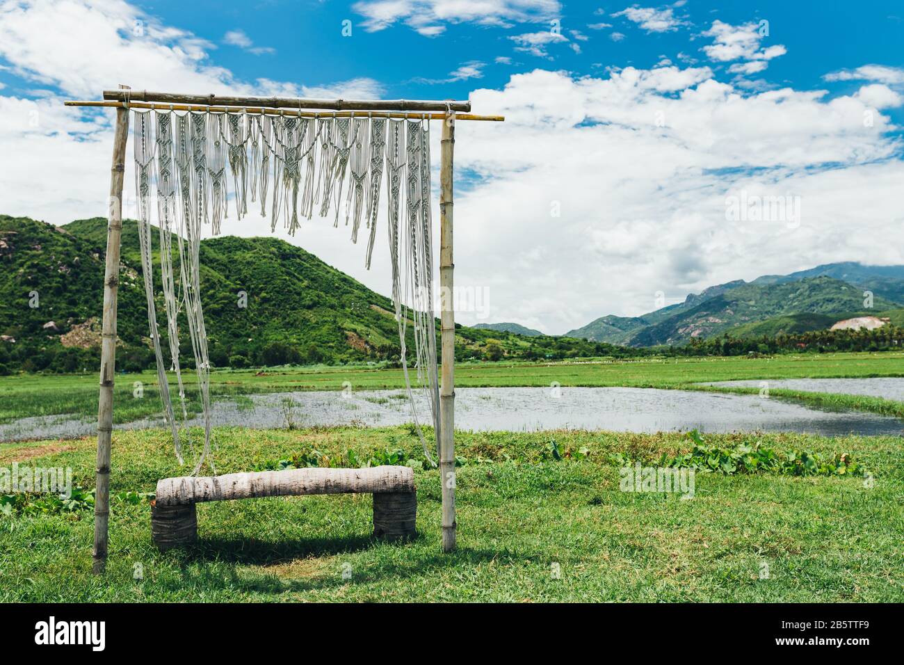 Ländliche Landschaft, Blick auf Reisfelder, schöne Aussicht auf Berge, Flüsse und einen Bauernhof Dorf. Blauer Himmel mit weißen Wolken. Wunderbare asiatische Landschaft Stockfoto