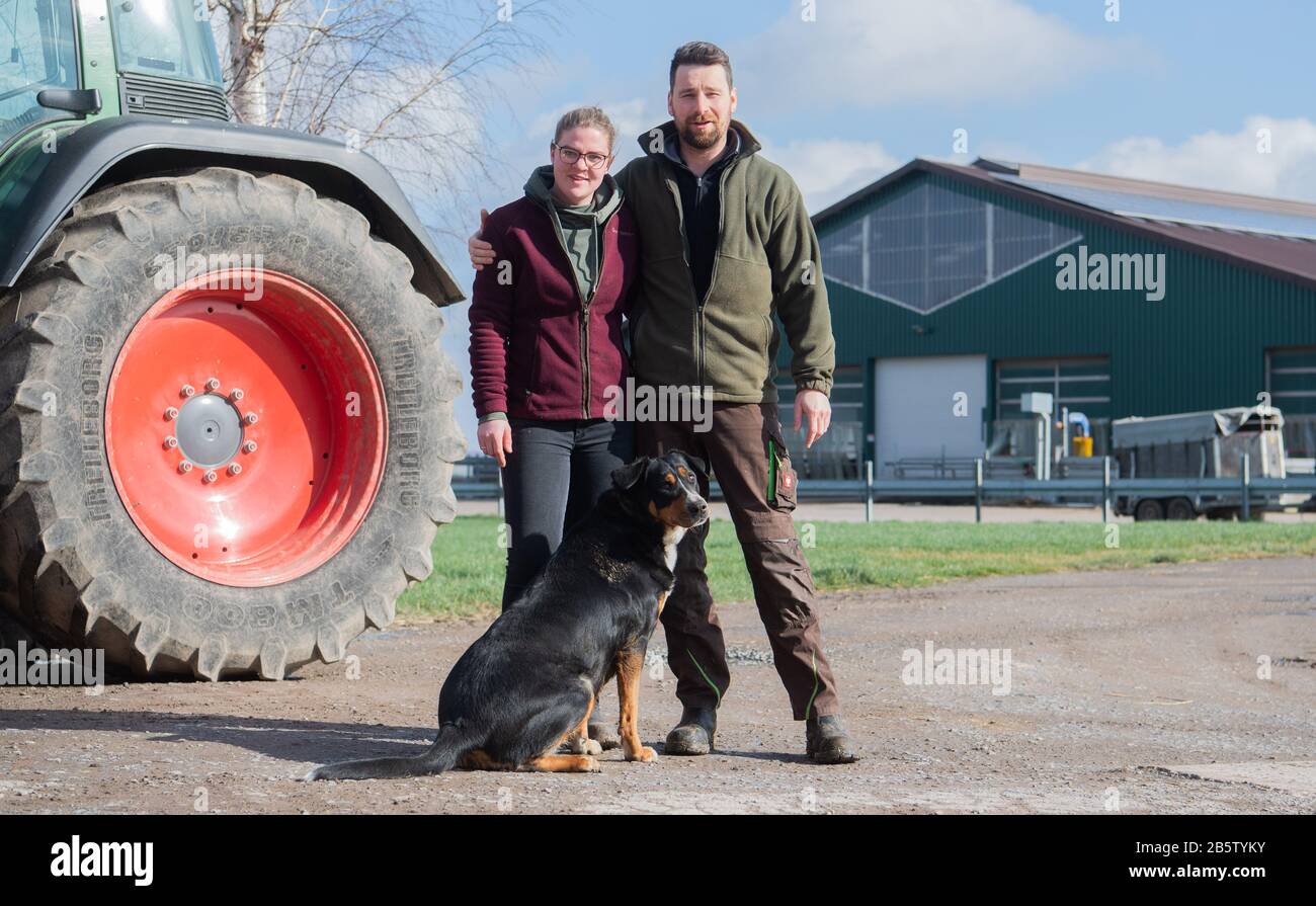 Barsinghausen, Deutschland. Februar 2020. Auf ihrem Hof in Egestorf stehen die Landwirtin Henriette Struß und ihr Mann, der Landwirt Kai Struß. Der Landwirt engagiert sich in der Bewegung "Landverschafft Bindung" ("Land schafft Verbindungen") und sitzt im Beirat für Niedersachsen. "Landverschafft Bindung" setzt sich für die Zukunft auf dem Land ein. Credit: Julian Stratenschulte / dpa / Alamy Live News Stockfoto