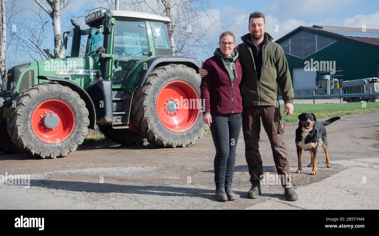 Barsinghausen, Deutschland. Februar 2020. Auf ihrem Hof in Egestorf stehen die Landwirtin Henriette Struß und ihr Mann, der Landwirt Kai Struß. Der Landwirt engagiert sich in der Bewegung "Landverschafft Bindung" ("Land schafft Verbindungen") und sitzt im Beirat für Niedersachsen. "Landverschafft Bindung" setzt sich für die Zukunft auf dem Land ein. Credit: Julian Stratenschulte / dpa / Alamy Live News Stockfoto