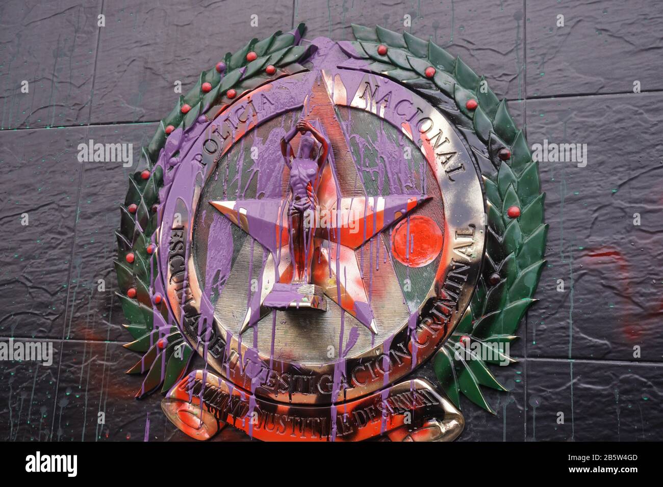 Bogota, Kolumbien. Oktober 2019. Der Schild der nationalen Polizei Kolumbiens kratzte und Graffiti-Credit: Daniel Garzon Herazo/ZUMA Wire/Alamy Live News Stockfoto