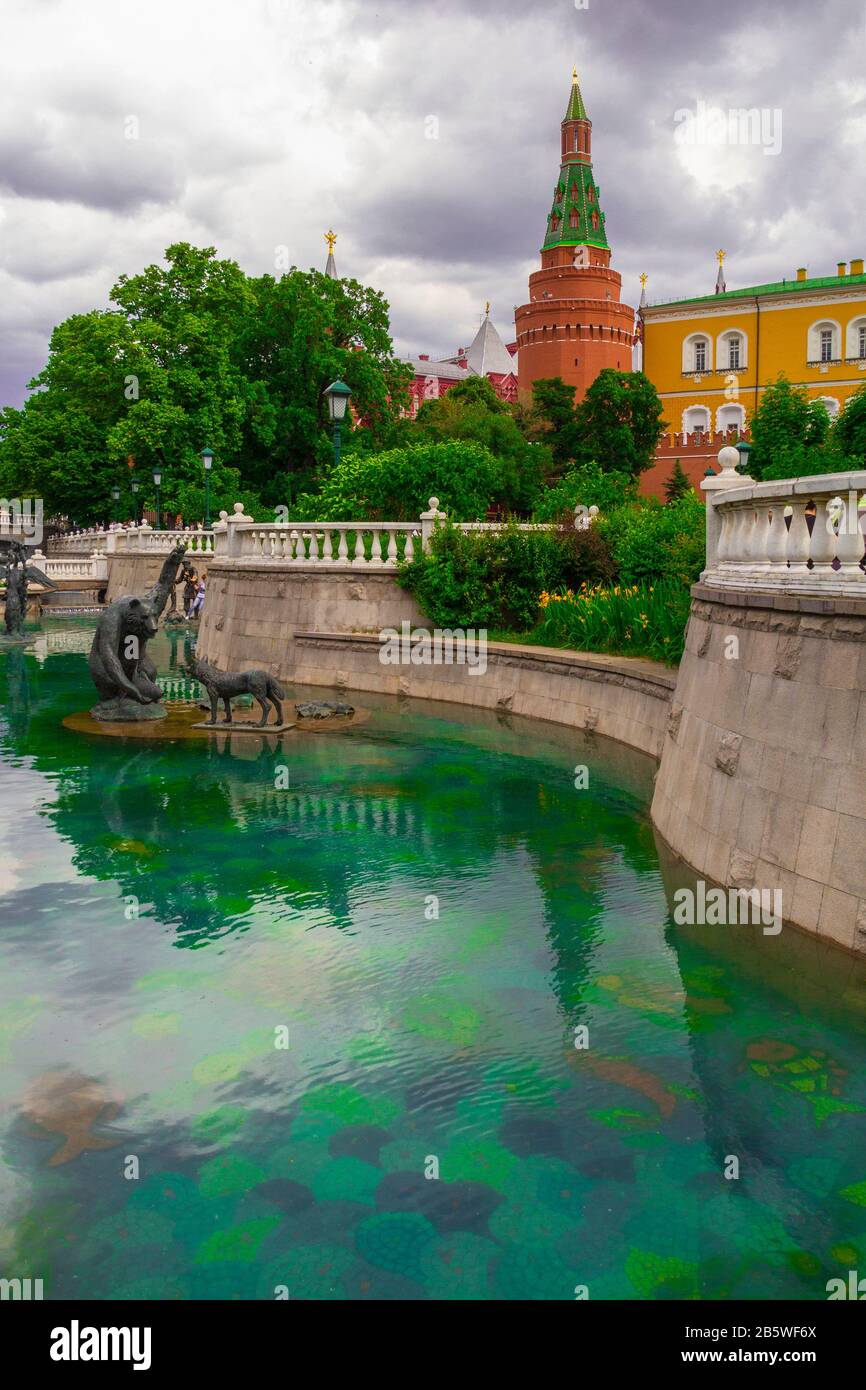 MOSKAU, RUSSLAND - 19. JUNI 2019: Blick von Alexandrovskiy SAD . Spasskaya Tower und auf dem Roten Platz im Sommer Tag Stockfoto