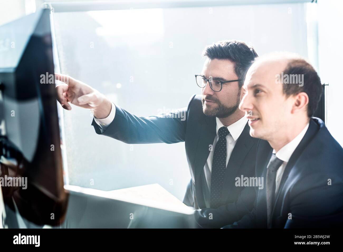 Business Team Analyse von Daten bei geschäftlichen Treffen in modernen Corporate Office. Stockfoto