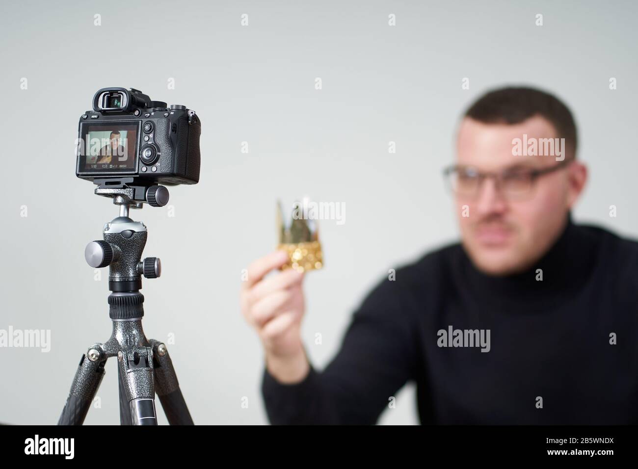 Mann filmt Videoblog auf Kamera mit Stativ für Online-Anhänger. In den  sozialen Medien, Influencer, neue Technologie und Internetkonzept  Stockfotografie - Alamy