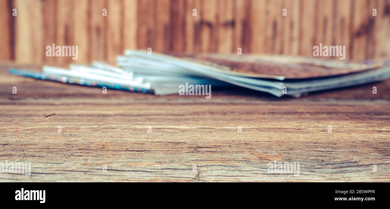 Blick auf den Haufen verschiedener und überlappender Magazine auf Holztisch. Konzept für Hintergrundtexturen Stockfoto