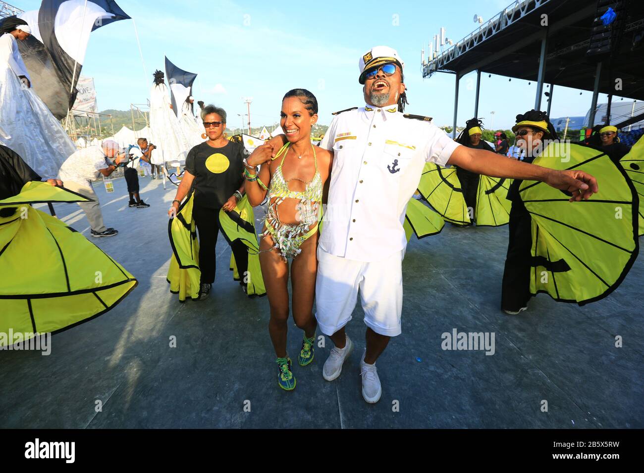 Port OF SPAIN, TRINIDAD - 25. FEBRUAR: Der Tonkünstler Machel Montano und seine Frau Renee treten in der von Peter Minschal gestalteten Band Mas Pieta mit Maskern auf Stockfoto