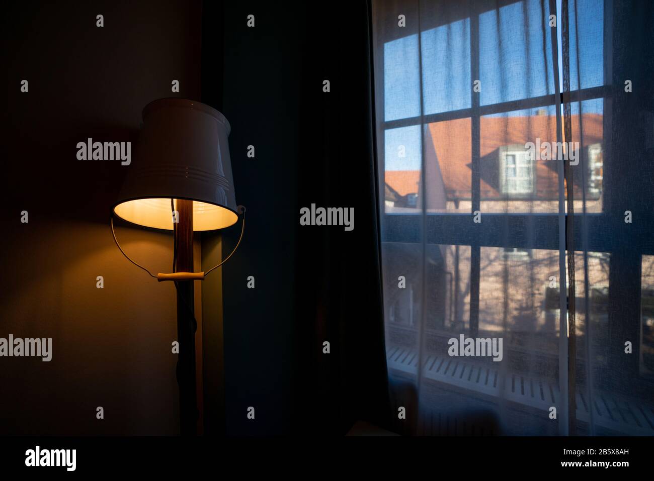 Elektrische Lampen an der Fensterfinne im deutschen Innenraum. München. Stockfoto
