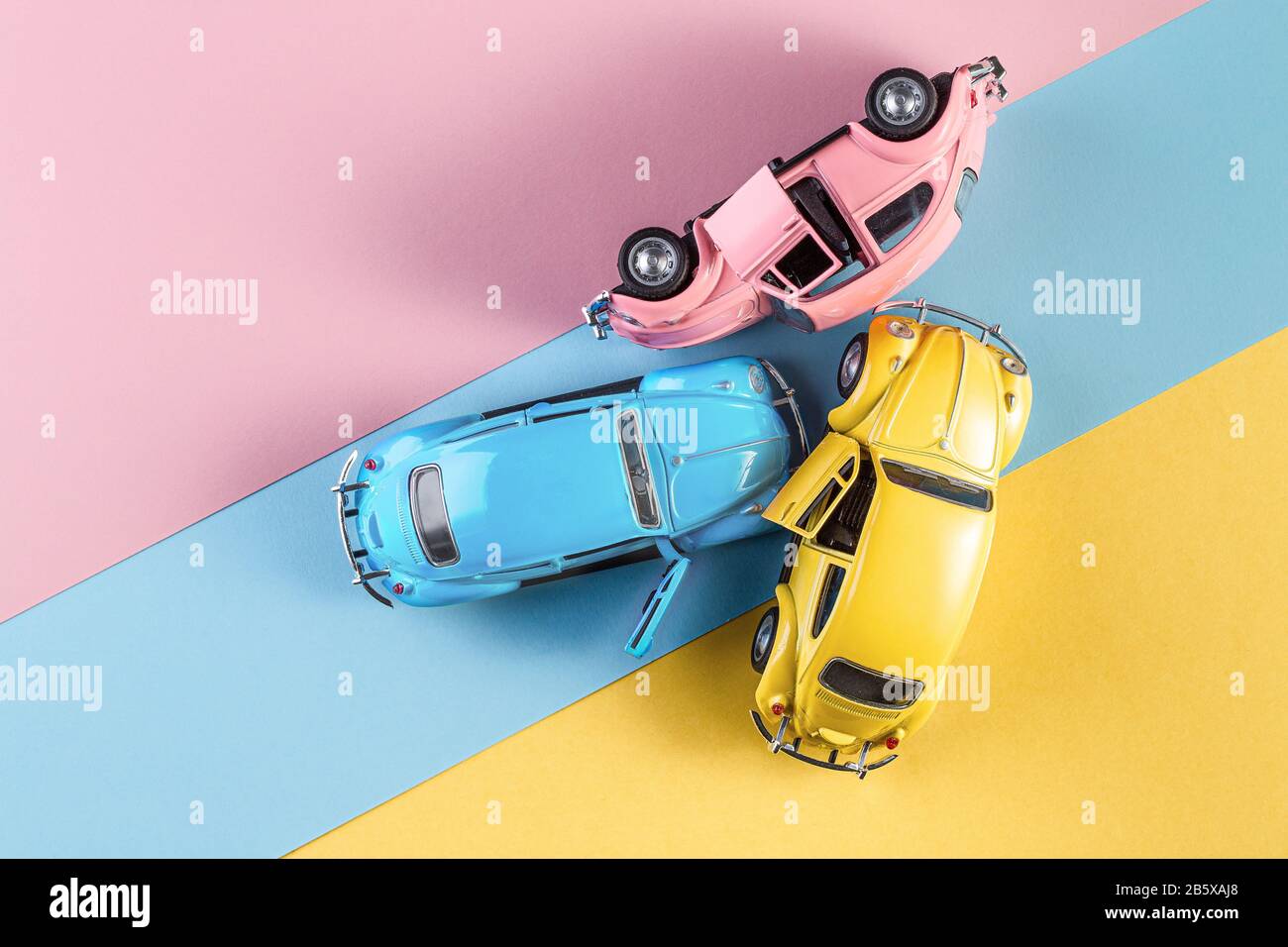 Izhewsk, Russland, 15. Februar 2020. Spielzeugautos im Unfall auf einem pastellfarbenen Hintergrund. Drei Unfallherden, Autoabsturzversicherung. Rennwagen o Stockfoto