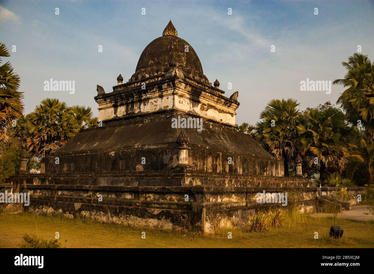 Stein, Den Pathum (Lotus Stupa) im ältesten Tempel von Wat Wisunarat Luang Prabang, Laos, aufbaute. Stockfoto