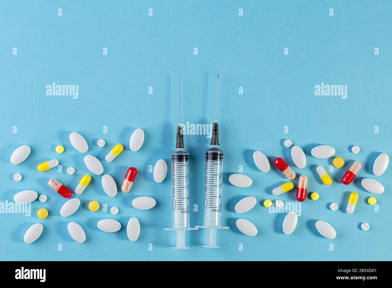 Verschiedene pharmazeutische Medikamente Pillen, Tabletten und Kapseln.Pillen Hintergrund. Haufen verschiedener Medizinstabletten und Pillen in verschiedenen Farben. H Stockfoto