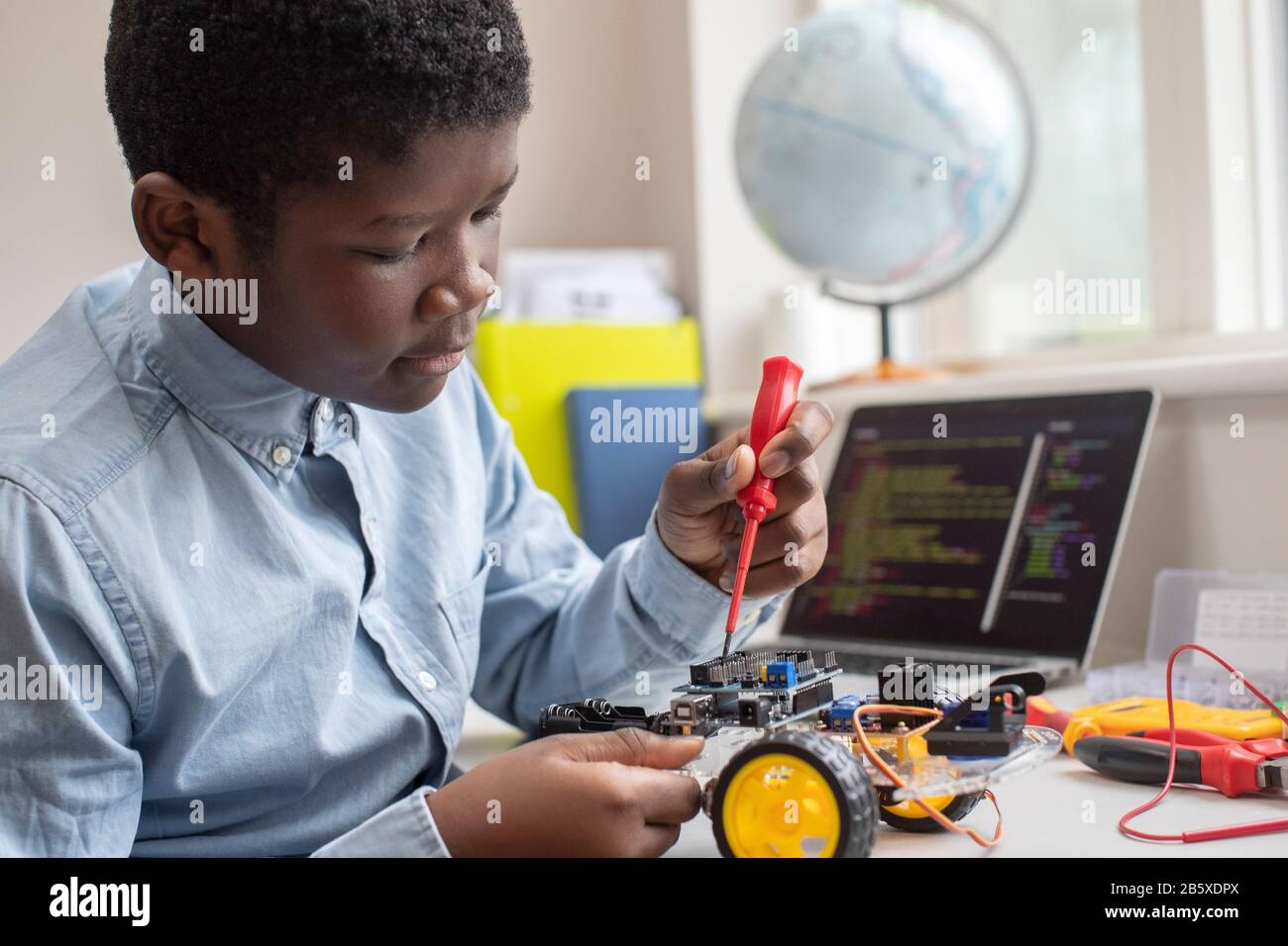 Schüler Der Männlichen High School Bau-Roboter-Auto In Der Lektion Wissenschaft Stockfoto