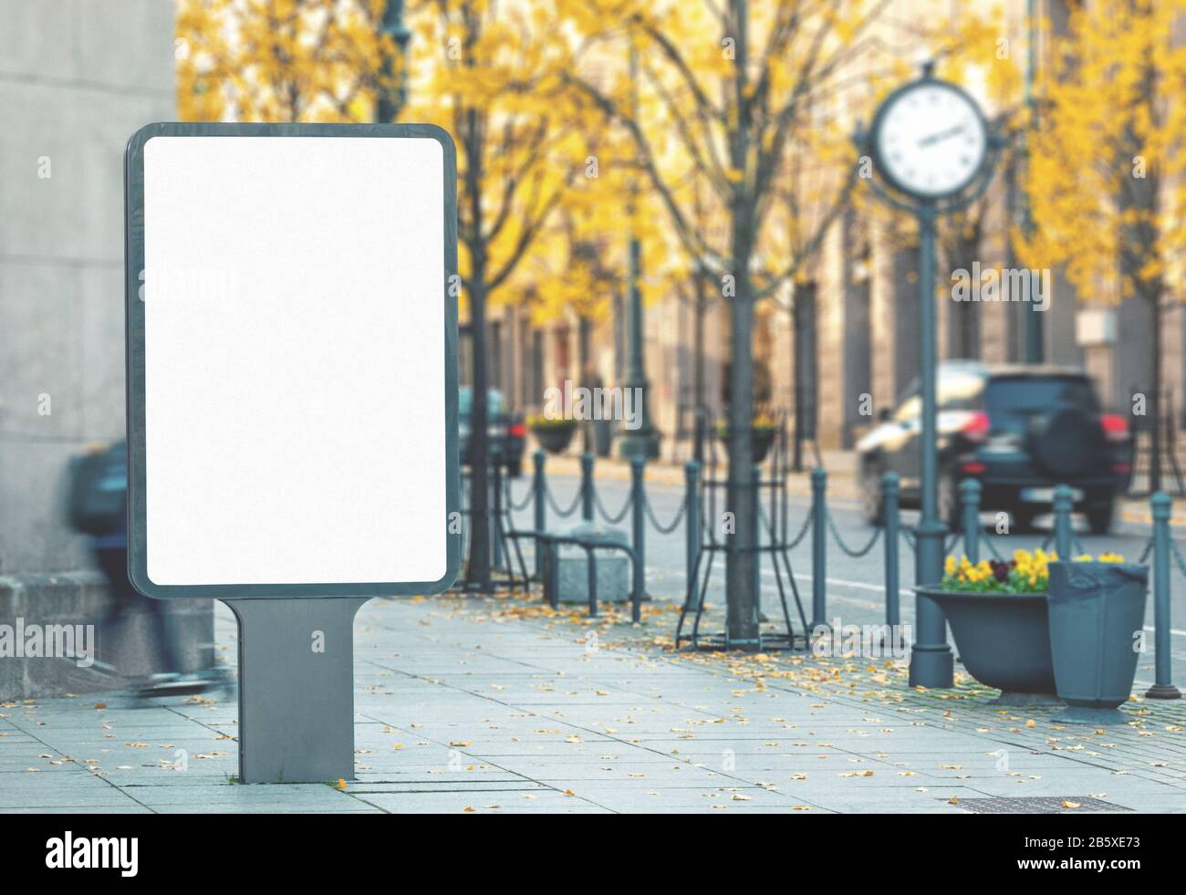 Leere Werbetafel verspottete am hellen Herbsttag auf der Straße der Stadt Stockfoto