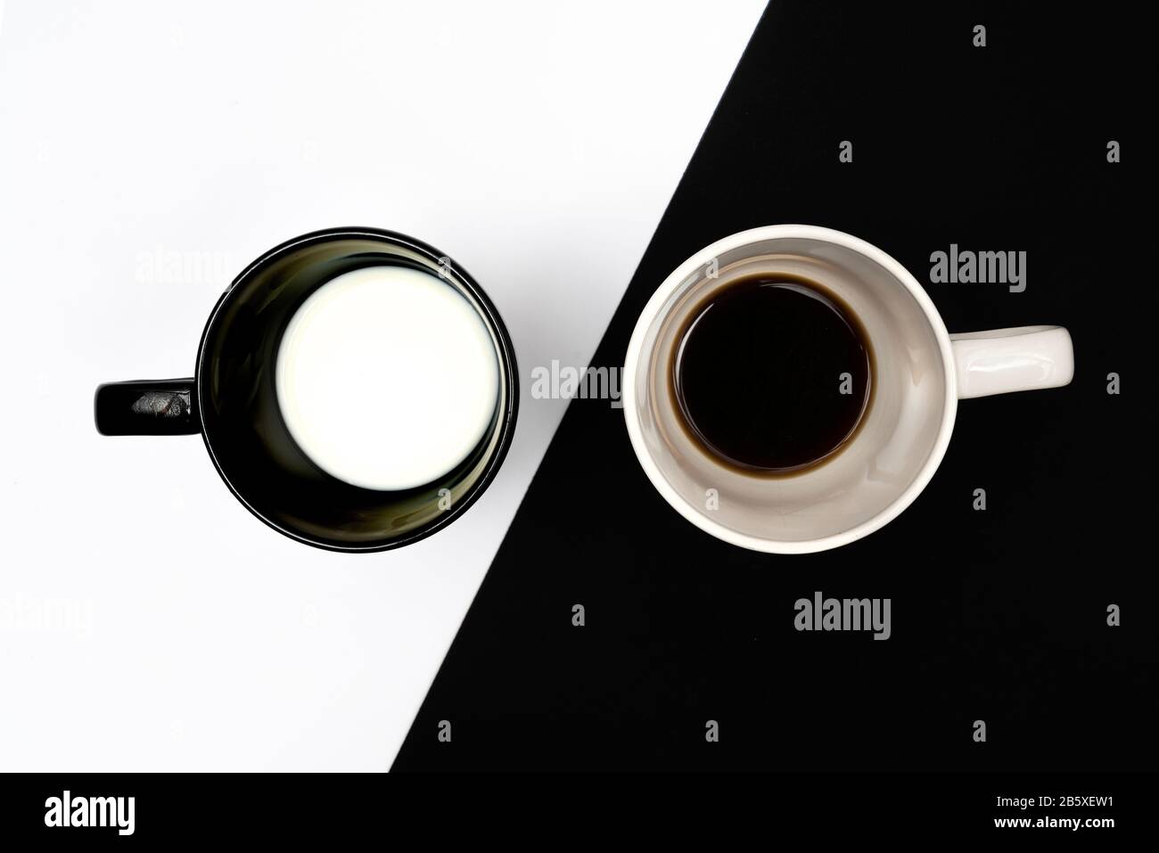Der Kontrast einer Tasse Kaffee und einer Tasse Milch Stockfoto