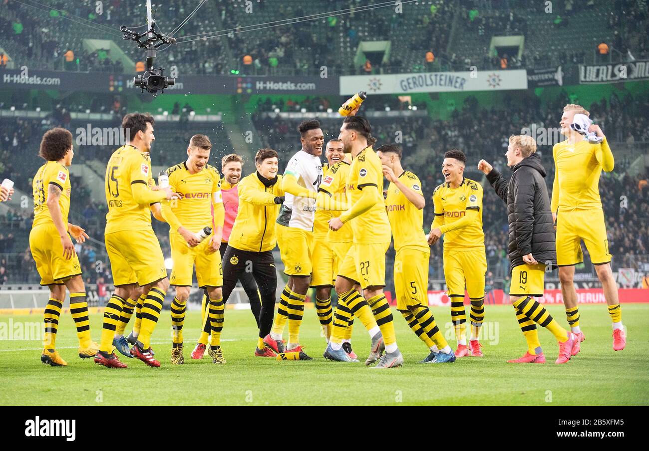 Letzte Jubel-Mannschaft MACHEN, feiern und tanzen die Spieler vor den Fans, Fußball 1. Bundesliga, 25. Spieltag, Borussia Mönchengladbach (MG) - Borussia Dortmund (DO) 1:2, am 7. März 2020 in Borussia Mönchengladbach/Deutschland. Weltweite Verwendung Stockfoto