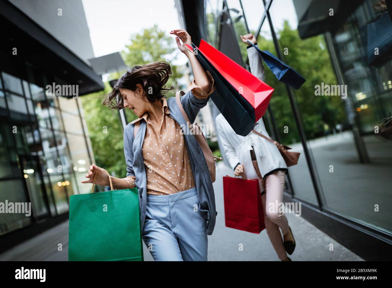 Schöne junge Frauen mit Einkaufstaschen auf Stadt. Stockfoto
