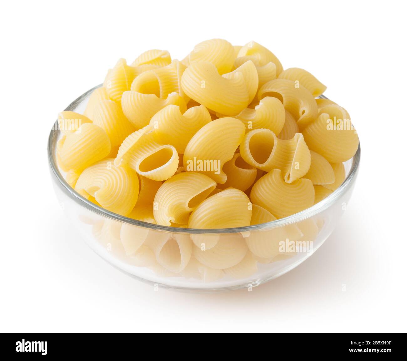 Ungekocht Pipe Rigate Pasta in Glasschale auf weißem Hintergrund mit Freistellungspfad isoliert Stockfoto