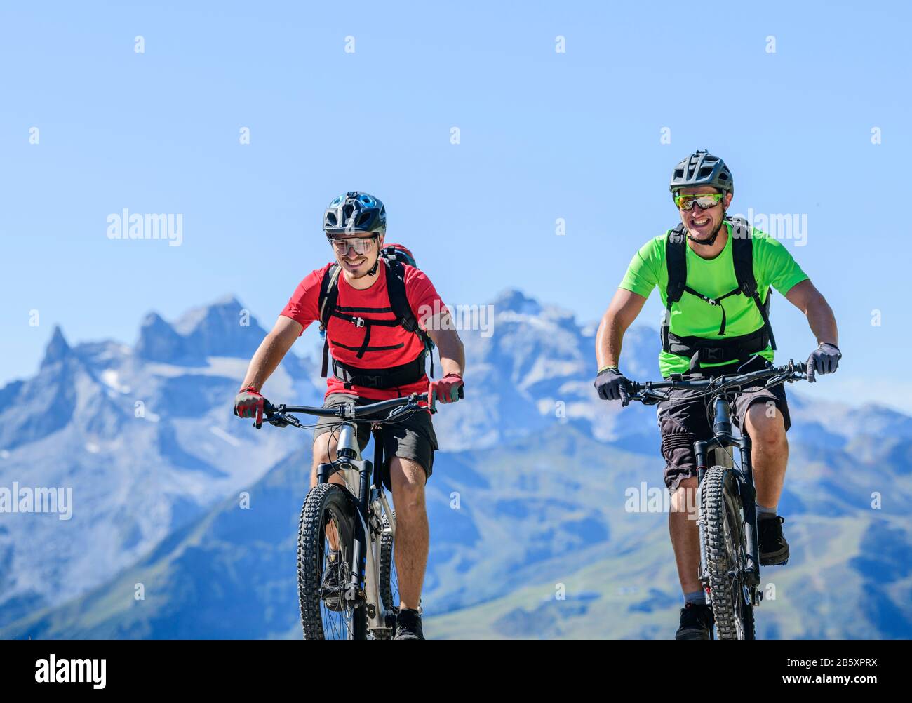 Zwei Freunde radeln in wunderschöner alpiner Natur Stockfoto