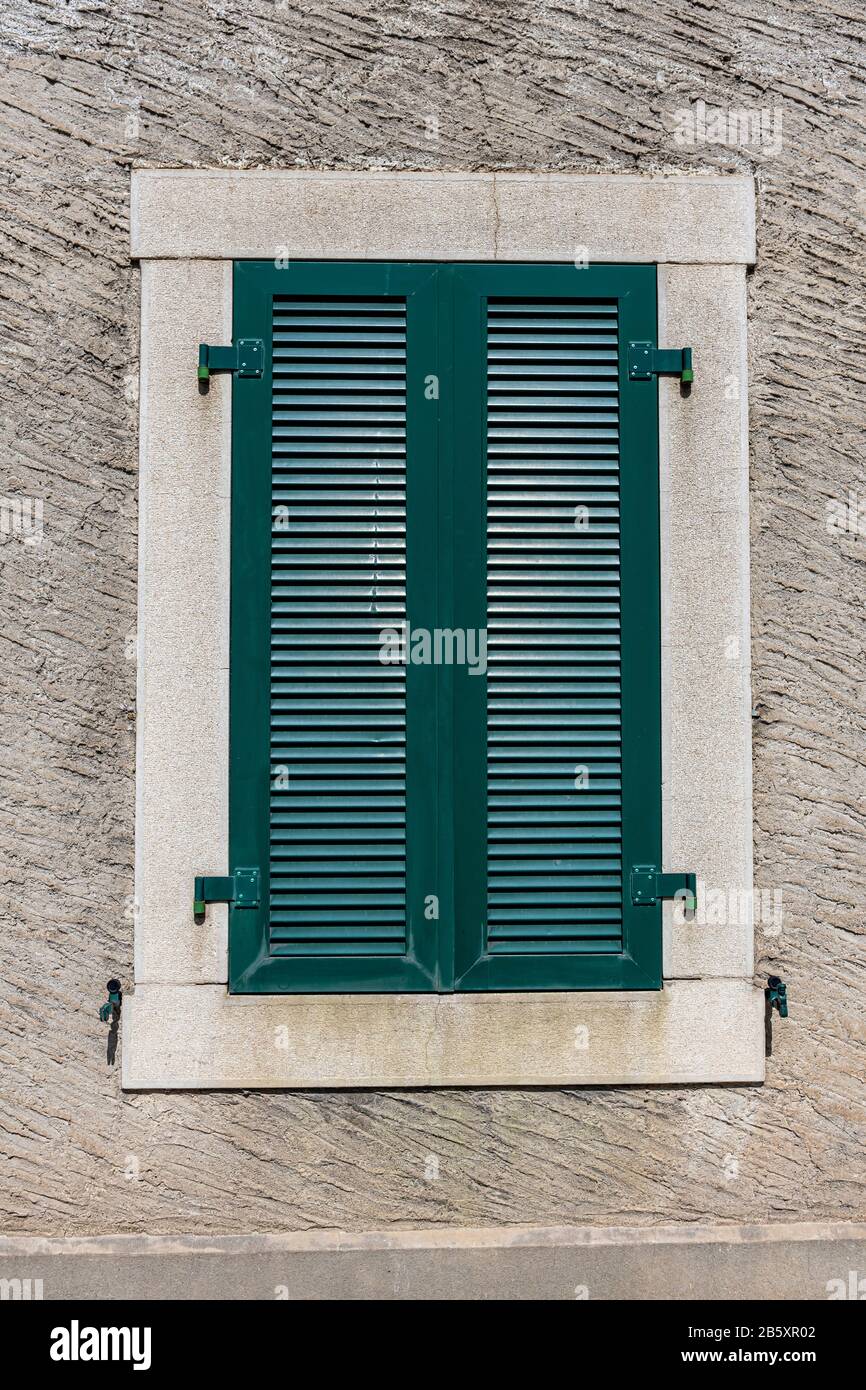 Fassade eines Hauses aus Stein mit grünen Fensterläden. Schweizerisch-französischen Grenze - Bild Stockfoto