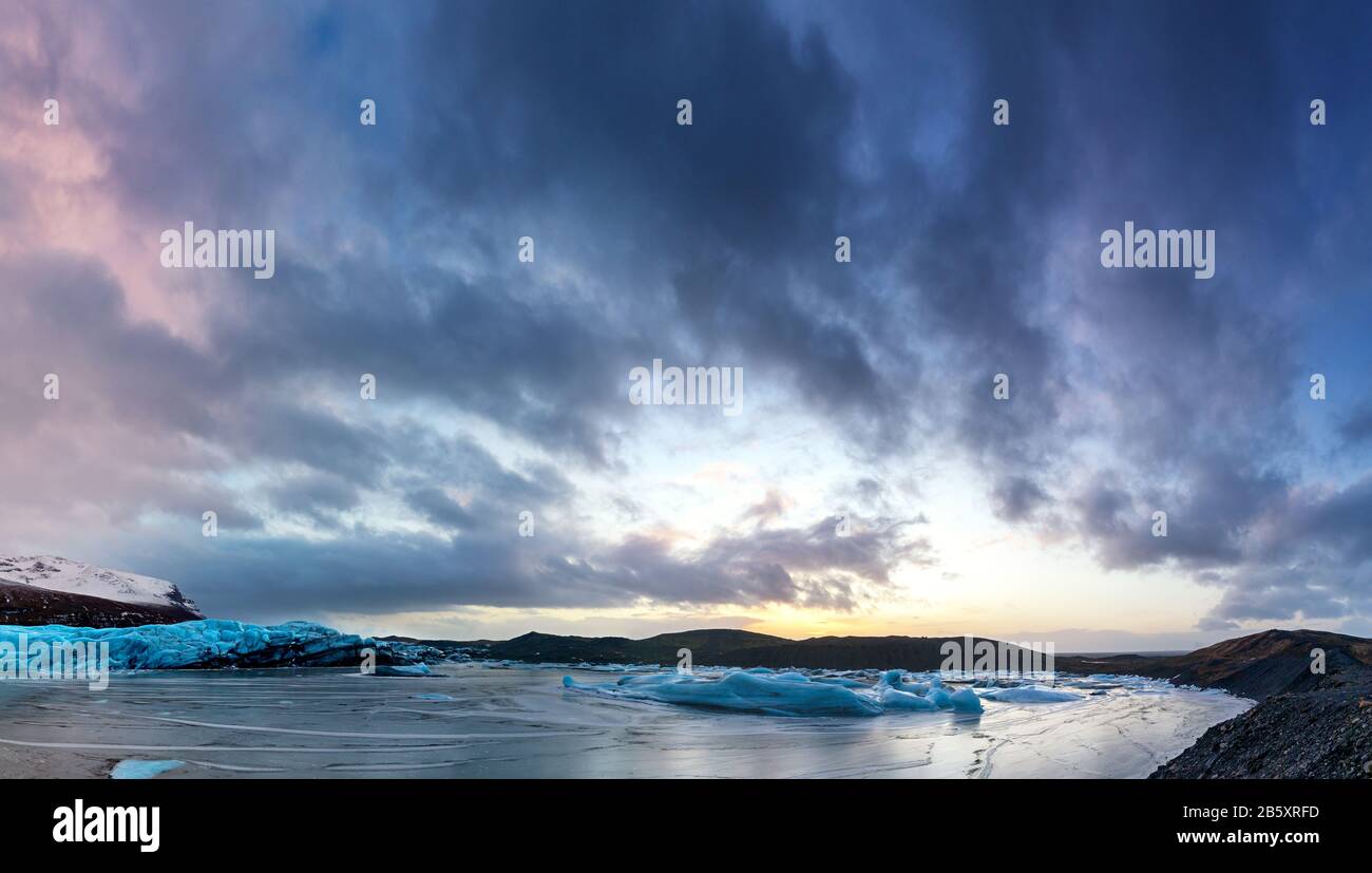 Panorama auf den Svinafellsjokul-Gletscher im Südosten Islands in der Dämmerung. Dies ist die größte Eiskappe in Europa. Stockfoto