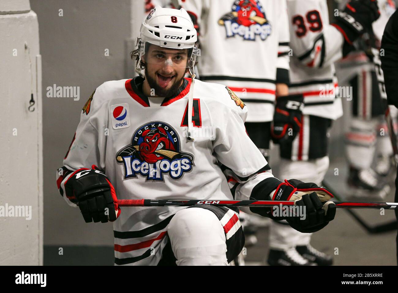 Rockford IceHogs Abwehrspieler Dennis Gilbert (8) streckte sich vor Aufwärmungen während eines AHL Illinois Lottery Cup-Spiels am Sonntag, 8. März 2020, in Rosemont, Ilinois, USA. (Foto von IOS/ESPA-Images) Stockfoto