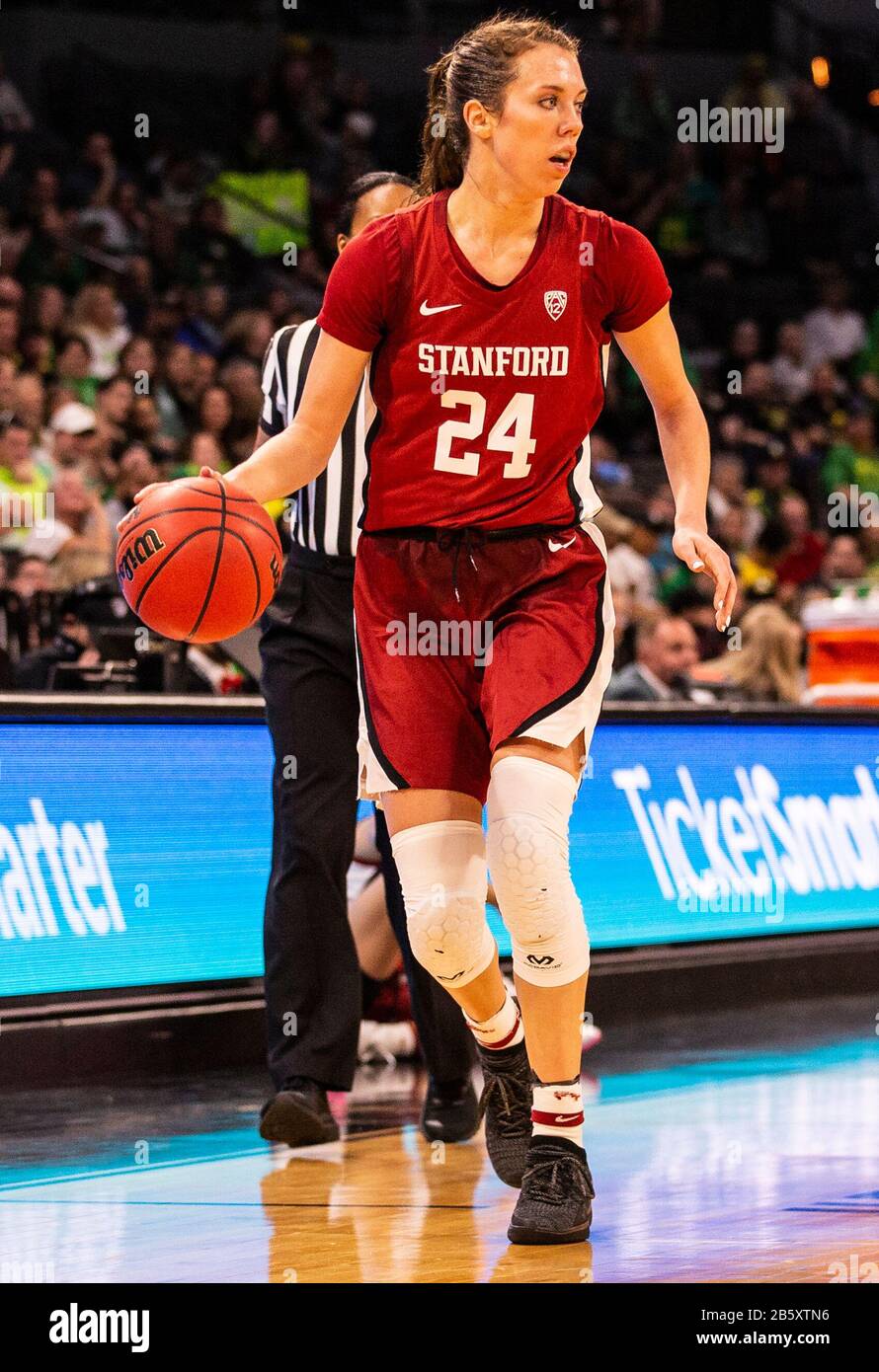 März 2020 Las Vegas, NV, USA Stanford Cardinal Guard Lacie Hull (24) bringt den Ball während der NCAA Pac 12 Women's Basketball Tournament Championship zwischen Oregon Ducks und dem Stanford Cardinal 56-89 verloren im Mandalay Bay Event Center Las Vegas, NV auf den Platz. Thurman James/CSM Stockfoto