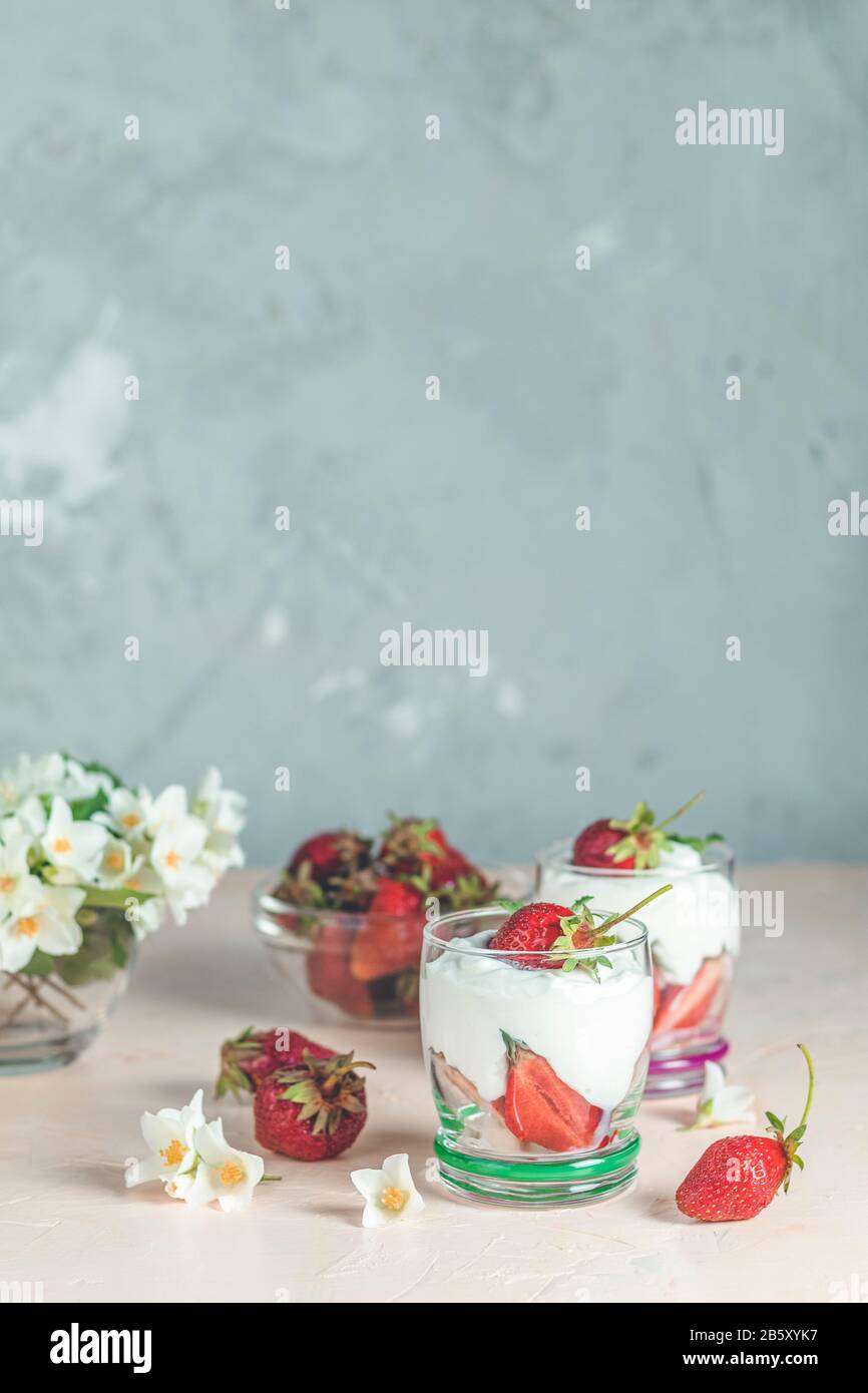 Erdbeere cremefarben. Glasschale aus Erdbeeren mit Schlagsahne und ...