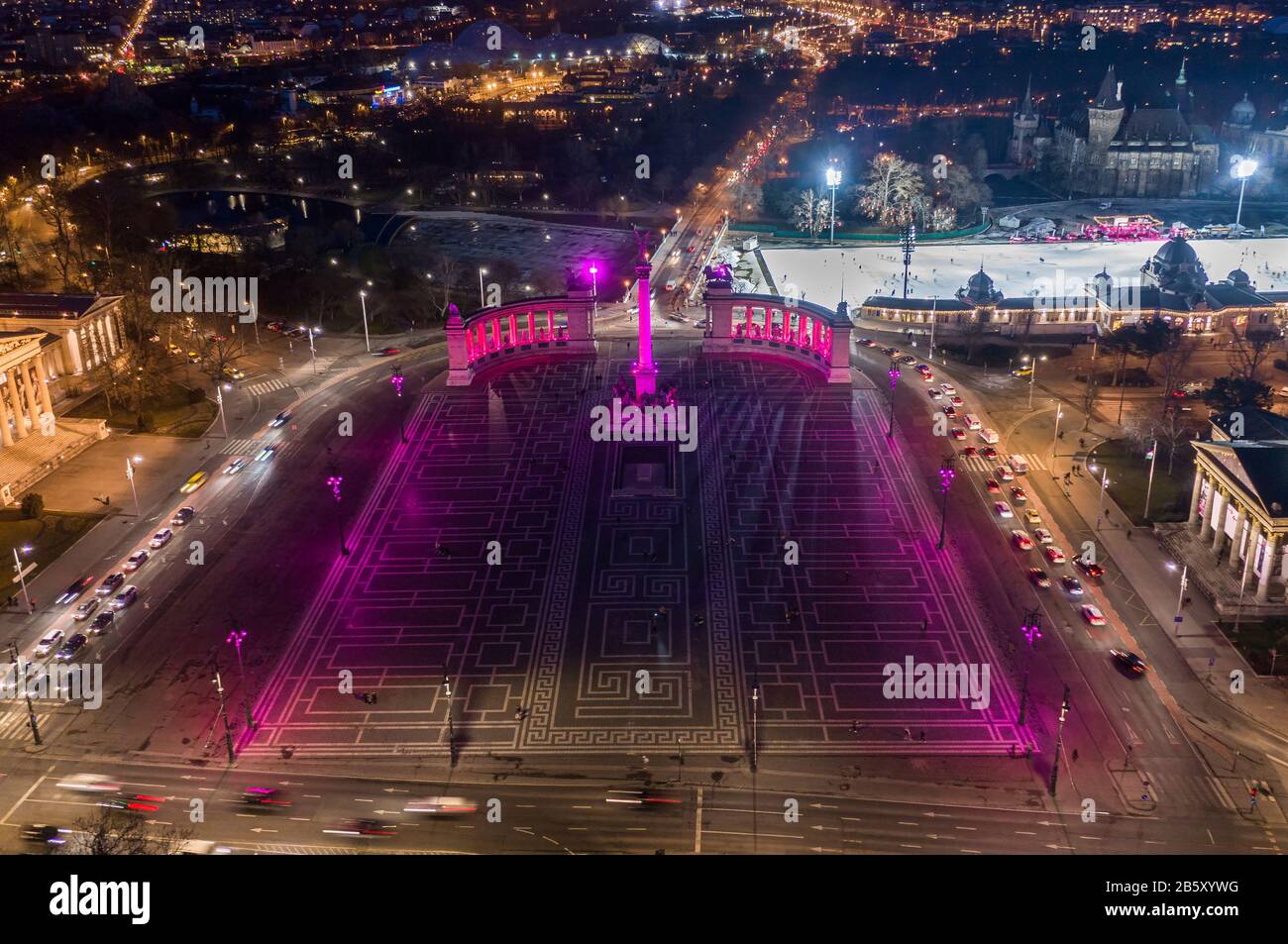 Budapest, Ungarn - Blick Auf Den berühmten Heldenplatz (Hosok tere), beleuchtet in den einzigartigen violetten und rosafarbenen Lichtern der Nacht von Schloss Vajdahunyad a Stockfoto