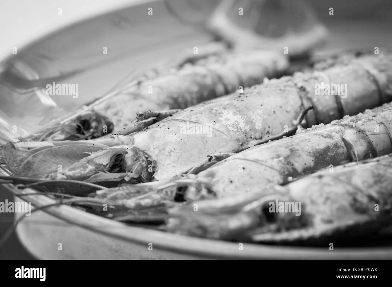 Frische Garnelen mit Zitronensauce und Gewürzen gegrillt Stockfoto