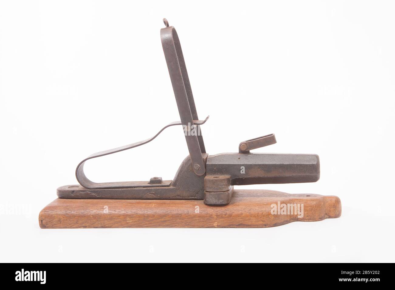 Eine alte, metallene Alarmpistole, die zur Abschreckung von Wilderern verwendet wird. Die Waffe konnte mit einer Flintenpatrone geladen werden und wurde von einem Auslösedraht beschossen. Der laute Knall wul Stockfoto