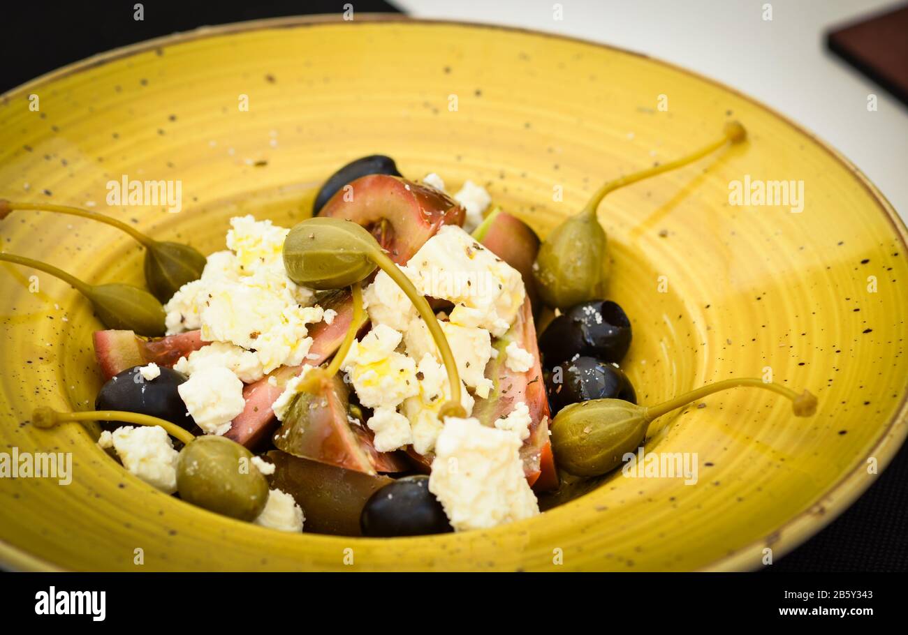 Köstlicher griechischer Salat mit frischem Gemüse & griechischem Käse, mit Olivenöl & Gewürzen Stockfoto