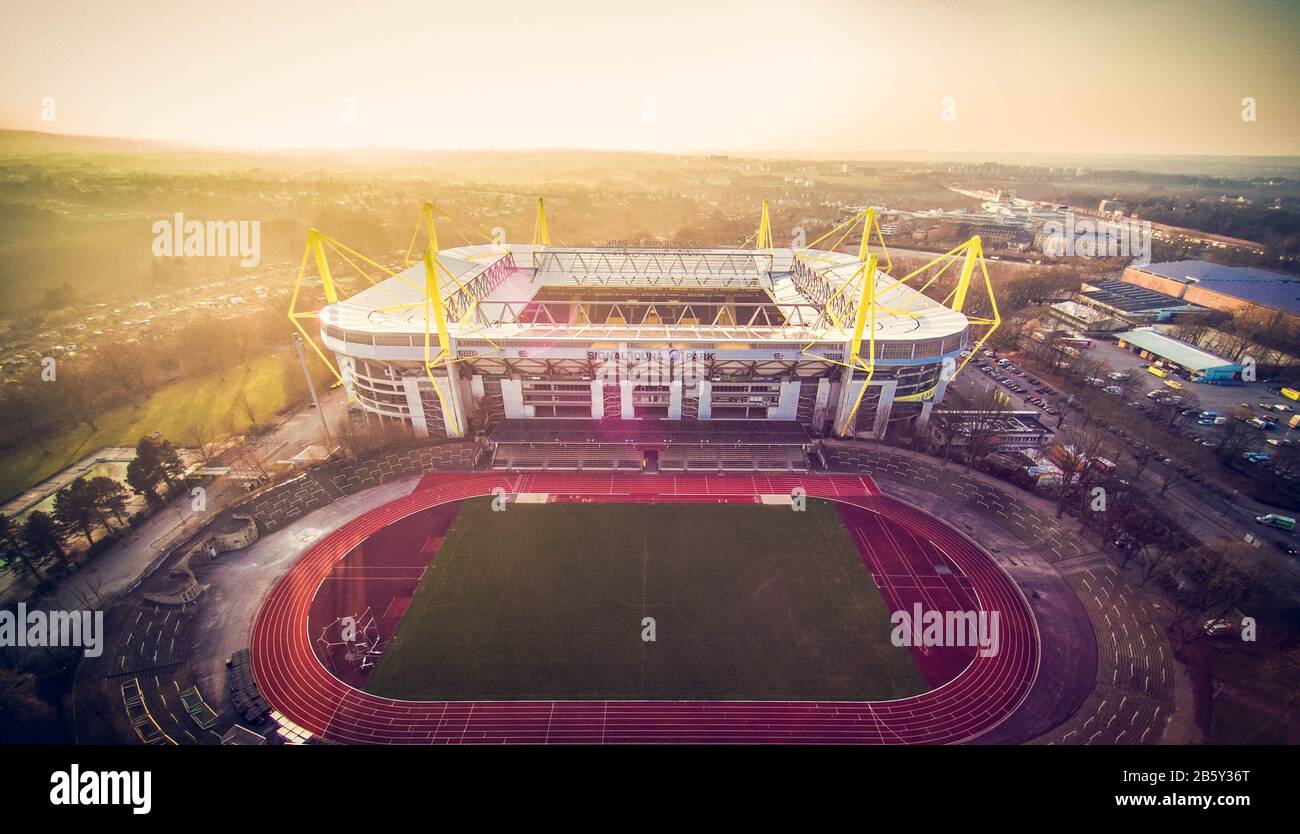 Dortmund, Deutschland. Feb. 2018. Firo: 07.02.2018 Fuvuball, Saison 2012 / 2018 1.Bundesliga: Borussia Dortmund Stadion, Signal Iduna Park, Westfalenstadion, Übersicht, Sonnenuntergang, Einlagerung, Feature, allgemein, Drohne, Hintergrundansicht von außen Hervorhebungen weltweite Nutzung Credit: Dpa / Alamy Live News Stockfoto