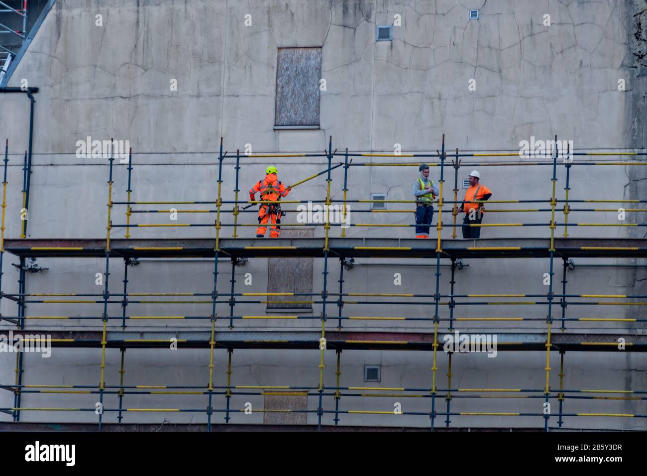 Bauarbeiter auf einem Gerüst in Buchanan Wharf, Glasgow, Schottland Stockfoto