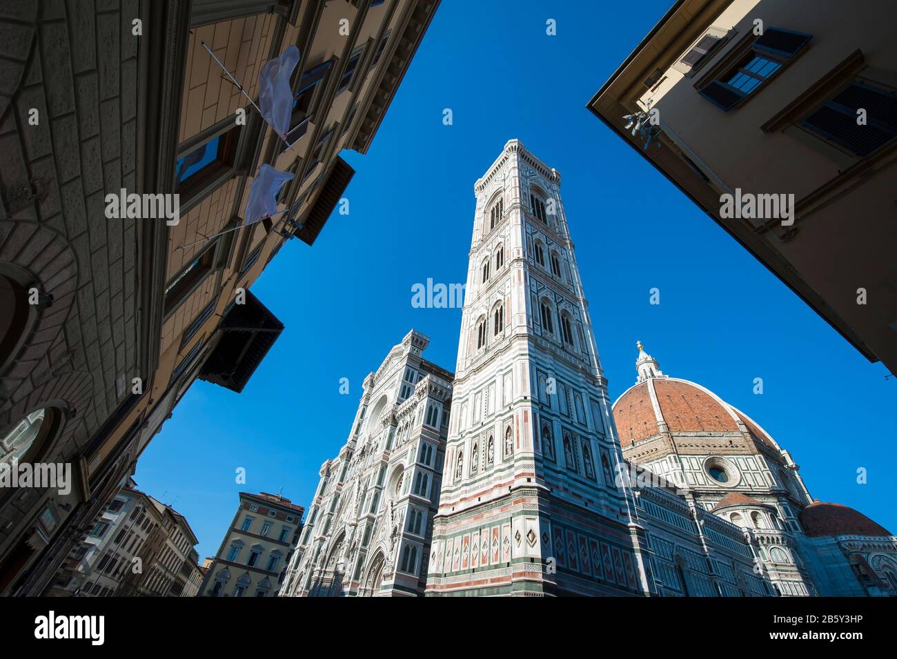 Sonniger Blick auf Giotto's Campanile, der über der Kuppel der Kathedrale Santa Maria del Fiore in Florenz, Italien steht Stockfoto