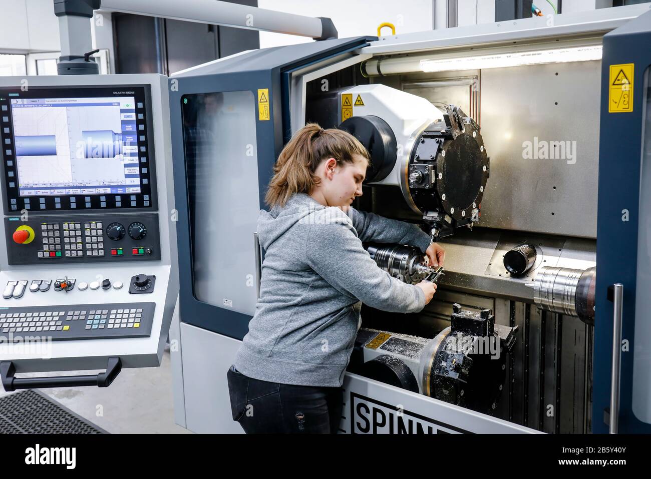 Remscheid, Nordrhein-Westfalen, Deutschland - Lehrlingsfrau in Metallberufen, hier an einer CNC-Werkzeugmaschine, Berufsbildungsstätte der Rems Stockfoto Remscheid, Nordrhein-Westfalen, Deutschland - Lehrlingsfrau in Metallberufen, hier an einer CNC-Werkzeugmaschine, Berufsbildungsstätte der Rems Stockfoto