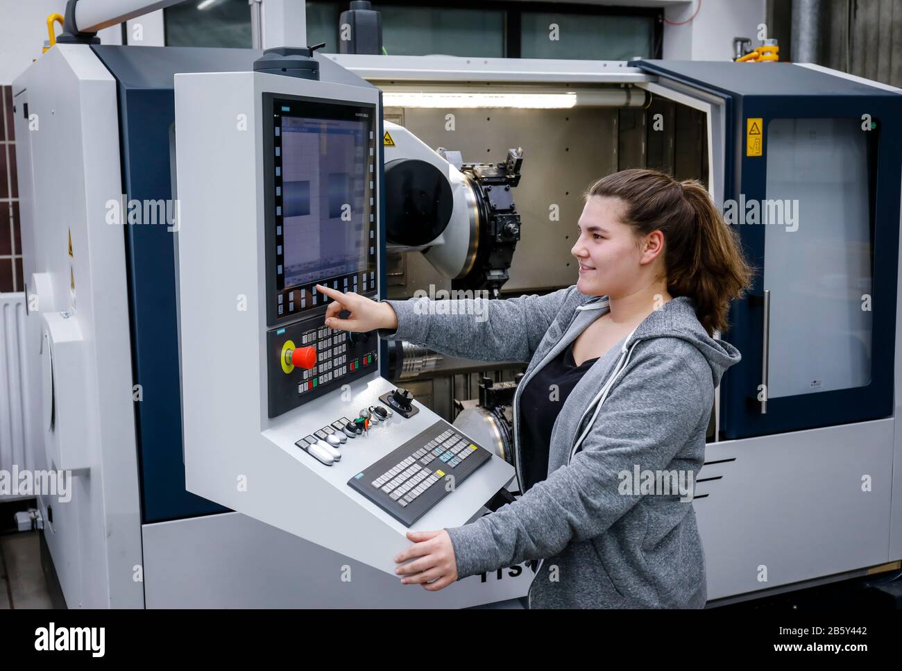 Remscheid, Nordrhein-Westfalen, Deutschland - Lehrlingsfrau in Metallberufen, hier an einer CNC-Werkzeugmaschine, Berufsbildungsstätte der Rems Stockfoto Remscheid, Nordrhein-Westfalen, Deutschland - Lehrlingsfrau in Metallberufen, hier an einer CNC-Werkzeugmaschine, Berufsbildungsstätte der Rems Stockfoto