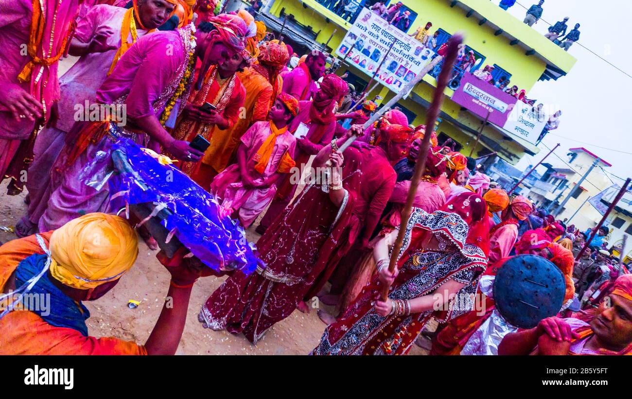 Menschen, die Lathmar holi in Nand gaon feiern Stockfoto