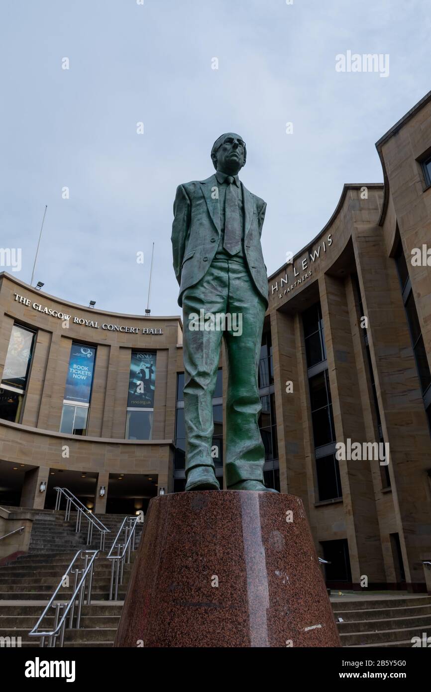 Statue der Donald-Dewar-Statue vor der Royal Concert Hall in Glasgow in der Buchanan Street Stockfoto