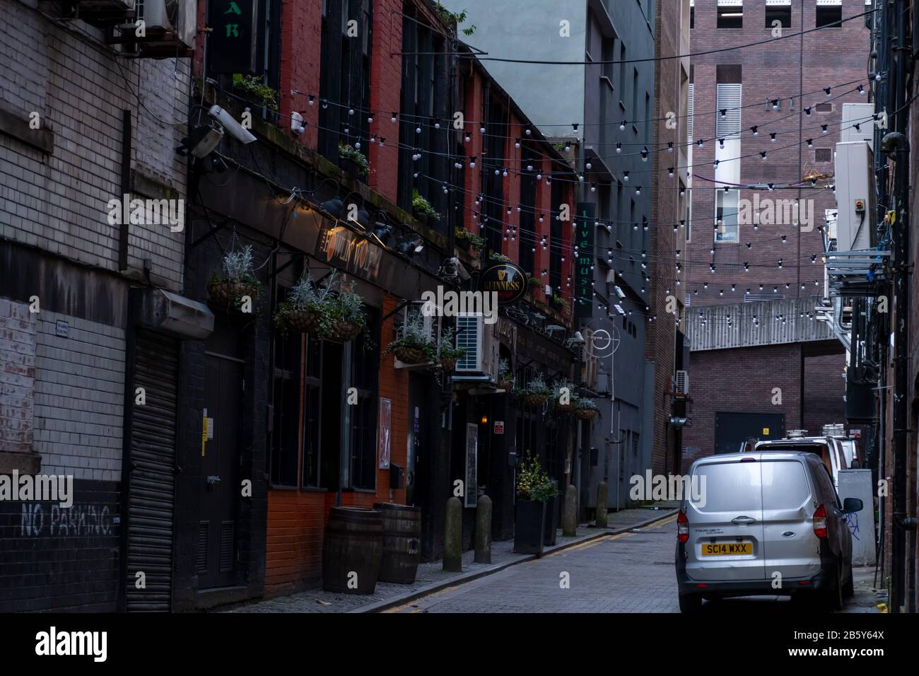 Zwei Glasgower Pubs die ruhige Sauchiehall Lane im Stadtzentrum im März 2020 hinunter Stockfoto