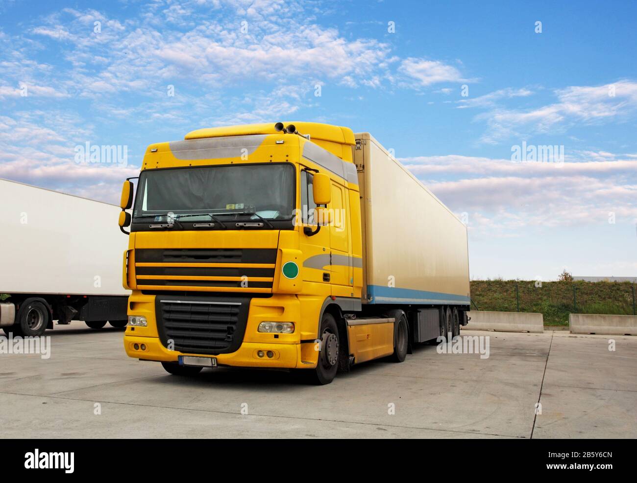 Cargo Transport-LKW im Lager Stockfoto