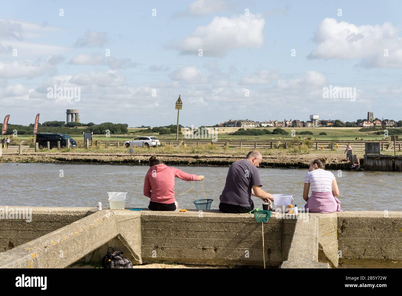 Sommerszene im Badeort Walberswick, Suffolk, Großbritannien; Familienparty mit Krabbenfang. Stockfoto