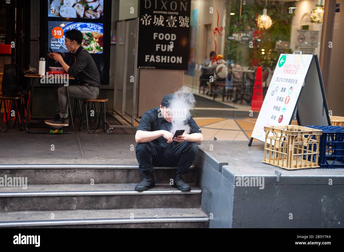 26.09.2019, Sydney, New South Wales, Australien - EIN Mann raucht vor einem Restaurant in Chinatown eine elektronische Zigarette. Stockfoto