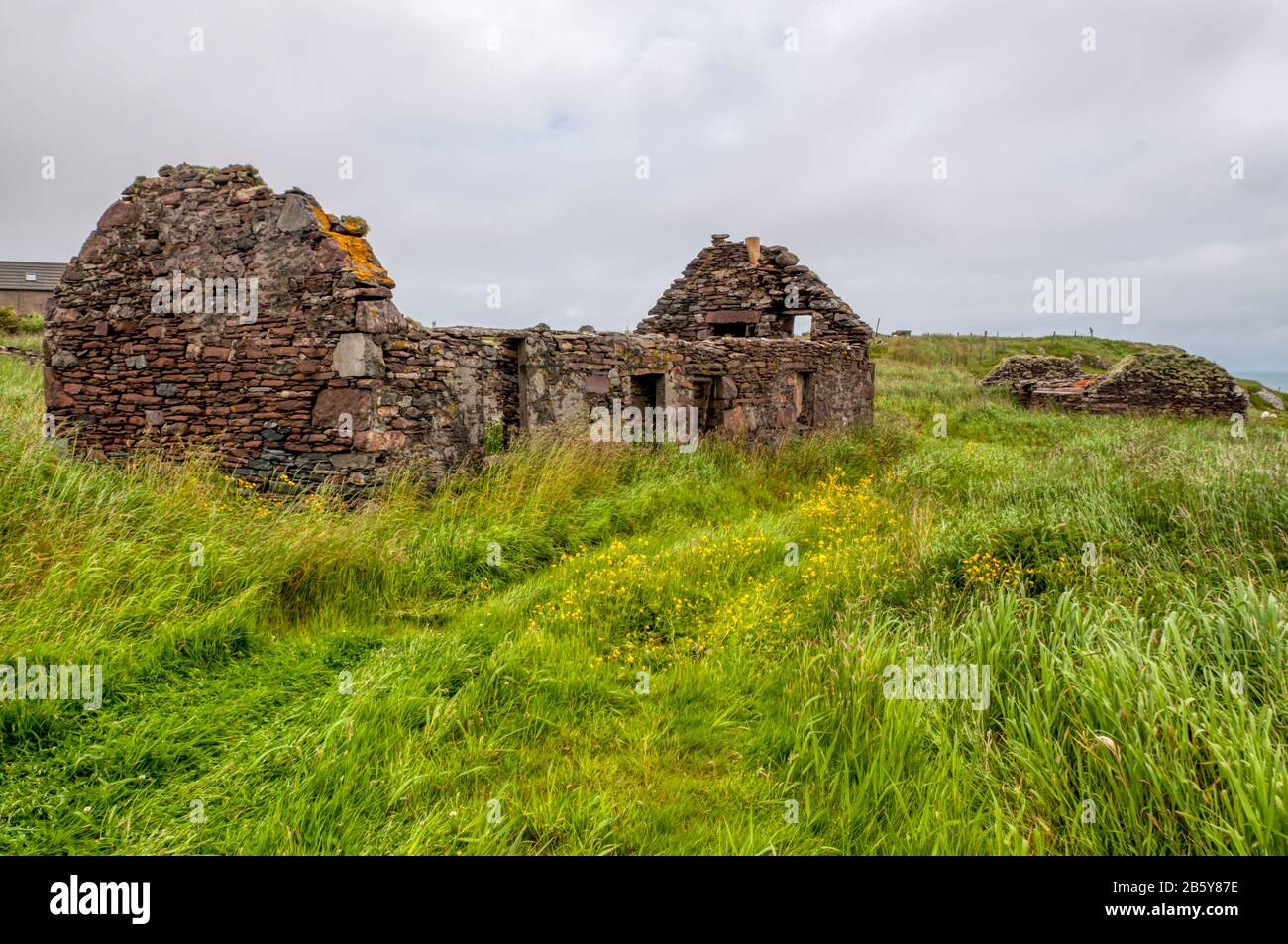 Ruinen von roofless Crofts bei Fladdabister auf Shetland-Festland. Stockfoto