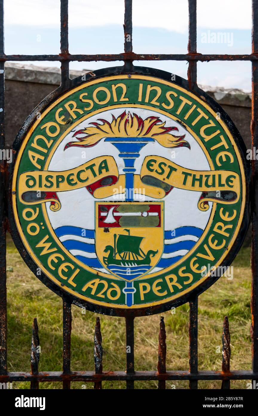 Wappen des Anderson Instituts auf einem schmiedeeisernen Tor in Lerwick, Shetland. Stockfoto