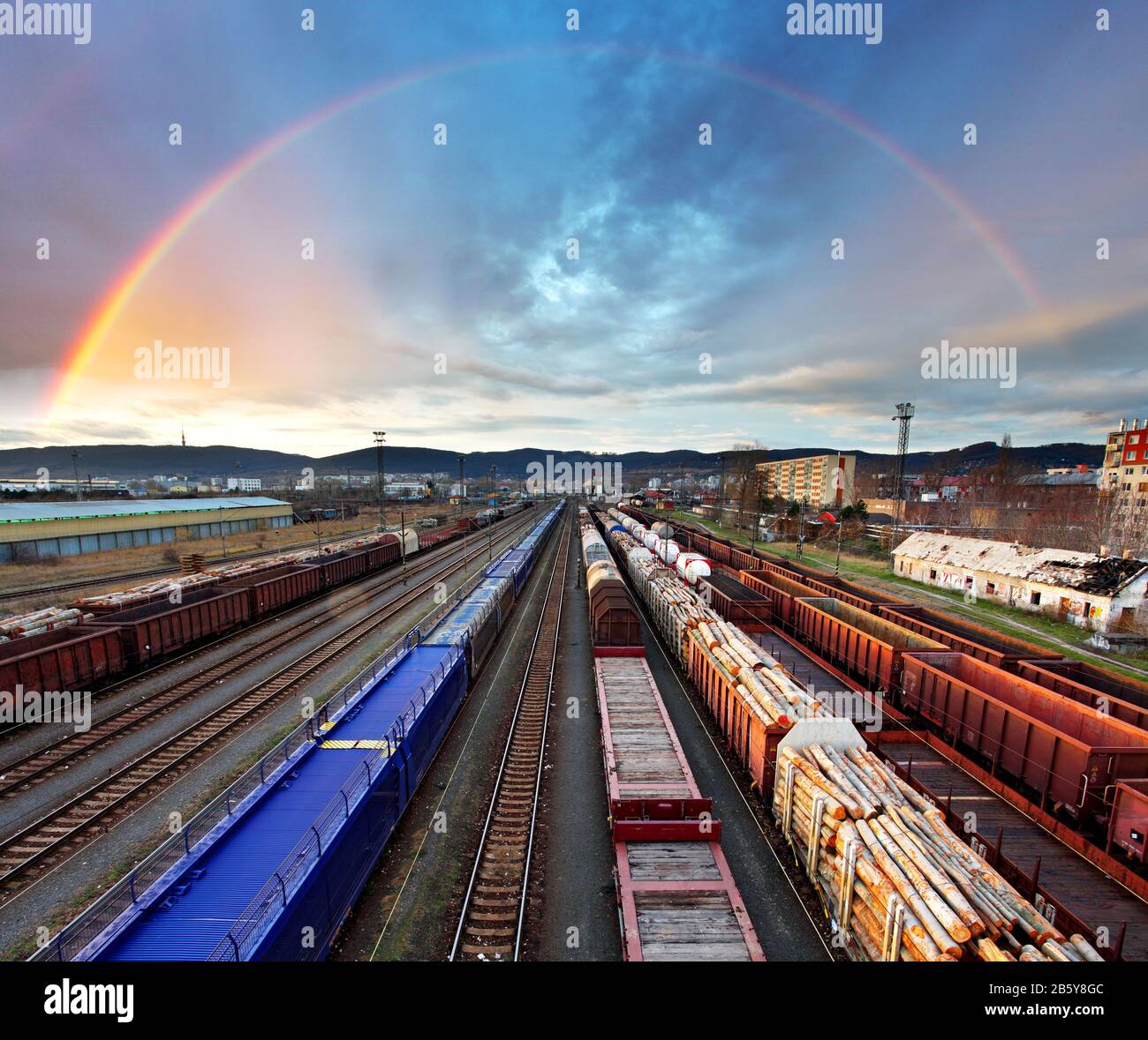 Transport von Zügen mit Regenbogen - Transport von Frachtgut Stockfoto