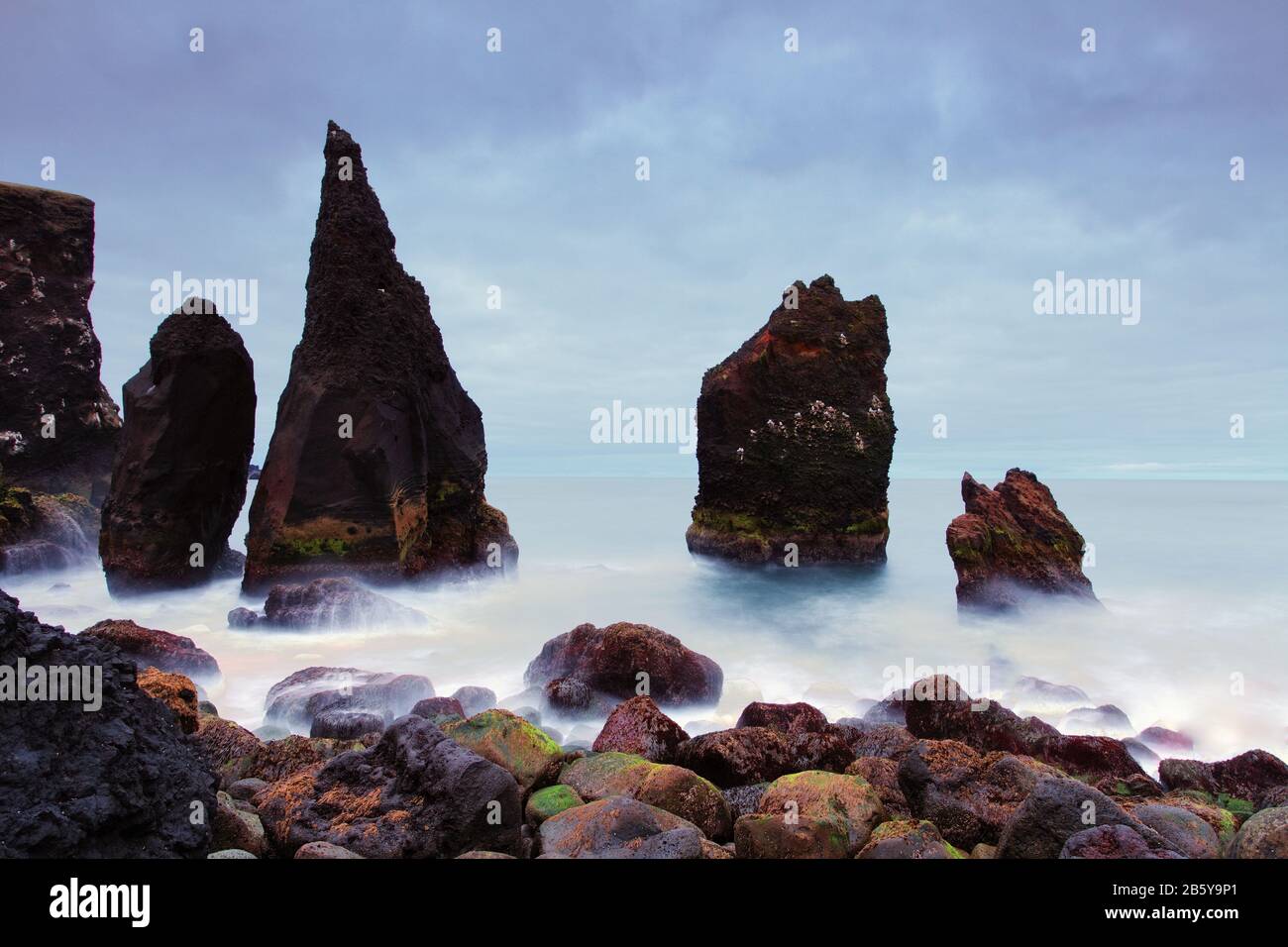 Felsige Küste in der Nähe von Reykjanes, Island Stockfoto