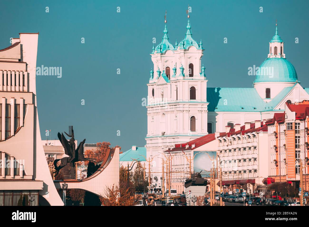 Grodno, Weißrussland. Grodno Regional Drama Theatre Und St. Francis Xavier Cathedral Im Herbst Sunny Day. Stockfoto